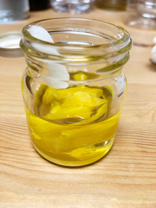 材料を瓶に入れます