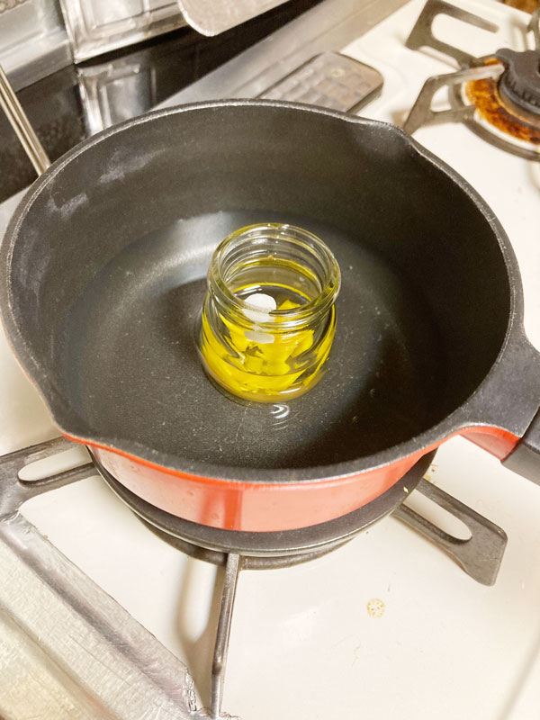 湯煎して溶かしていきます