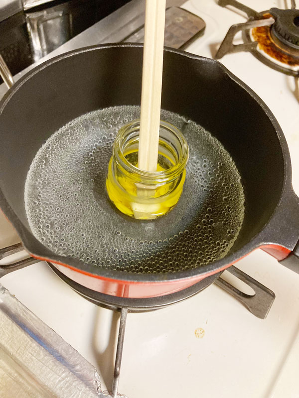 ミツロウが溶け始めてきたので、火を止めてかき混ぜながら完全に溶かします